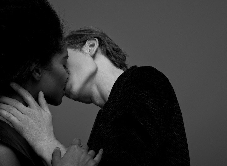 Fotogrāfs iemūžina kaislīgus draugu un svešinieku skūpstus