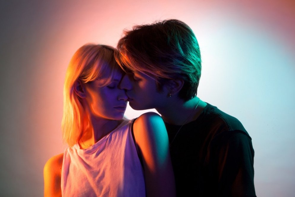 Iespējams, jutekliskākās fotogrāfijas, kurās skūpstās cilvēki