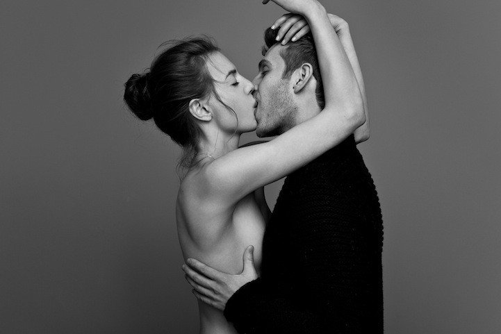 Fotogrāfs iemūžina kaislīgus draugu un svešinieku skūpstus