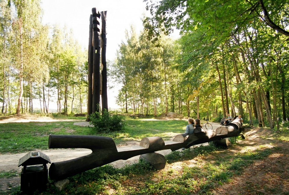 Ieskats koku skulptūru dārzos Latvijā