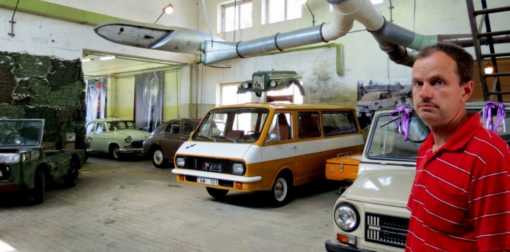 "Потому что у них особая аура": коллекционер из Огре собрал 33 советские машины