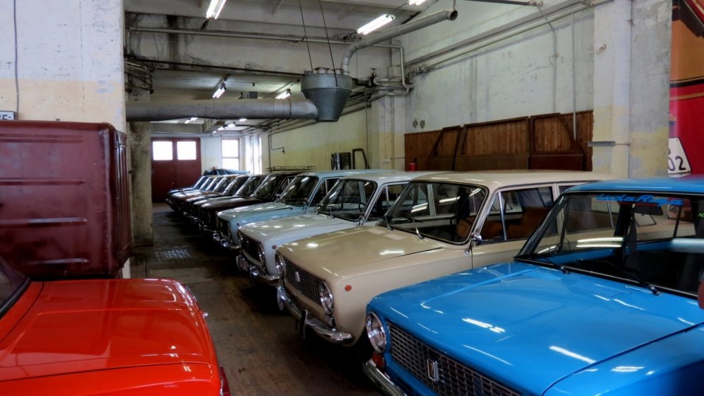 "Потому что у них особая аура": коллекционер из Огре собрал 33 советские машины