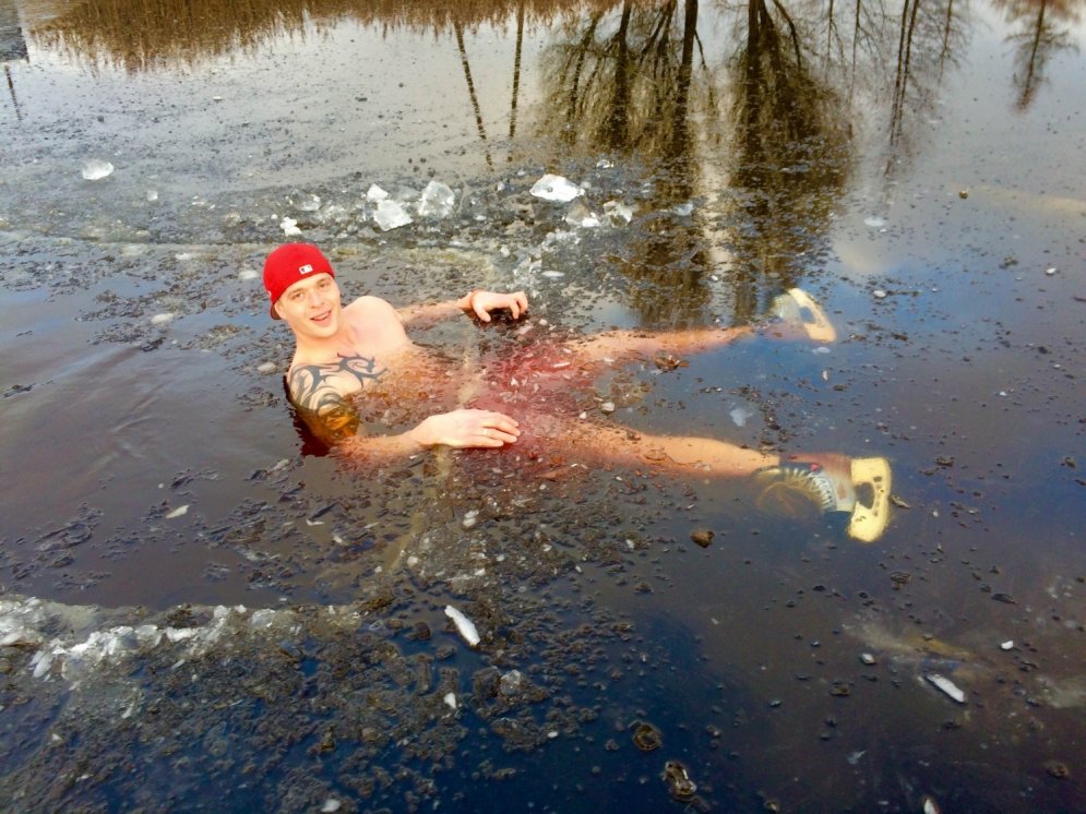 Pirmdienas atskats: latvieši slido zem ūdens; Rīgā pārdod lombardu