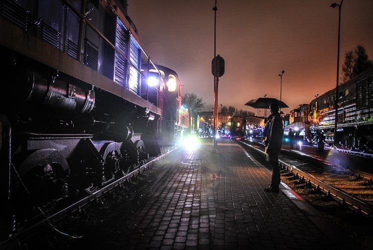 Muzeju nakts odziņas – dzelzceļnieku tērpu skate un Dzelzceļa transportlīdzekļu parāde