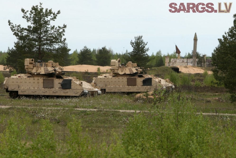 ФОТО: У латвийской армии появились модные лазерные целеуказатели AN/PEQ