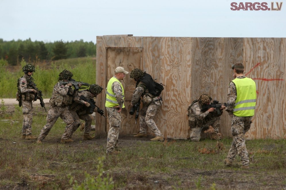 ФОТО: У латвийской армии появились модные лазерные целеуказатели AN/PEQ