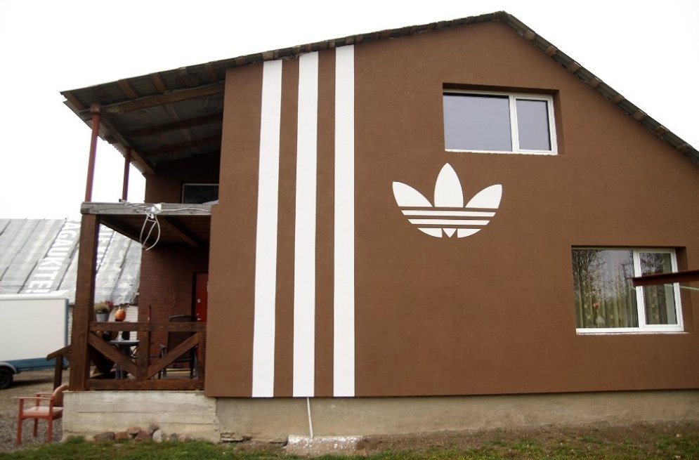 Lietuvieši uz mājas uzzīmē 'Adidas' logo un kļūst par varoņiem