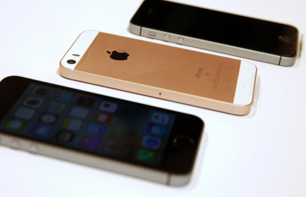 СМОТРИ, как первые счастливцы покупают революционный мегасмартфон Apple iPhone SE!