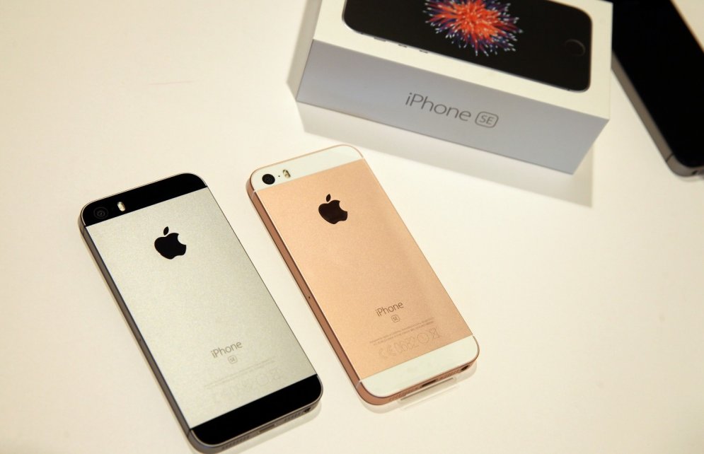 СМОТРИ, как первые счастливцы покупают революционный мегасмартфон Apple iPhone SE!