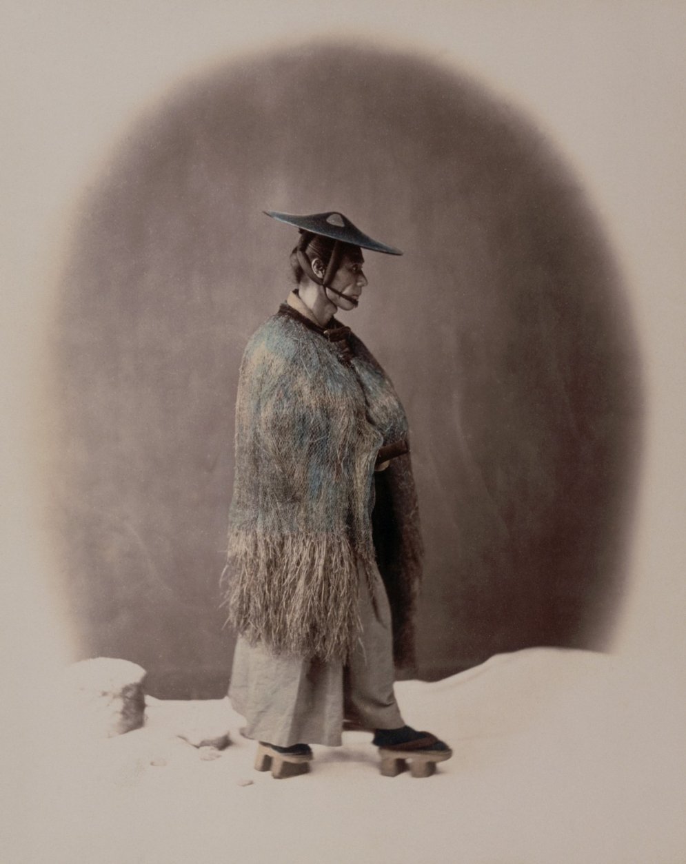 Ar roku krāsotas 19. gadsimta fotogrāfijas, kurās attainota samuraju dzīve