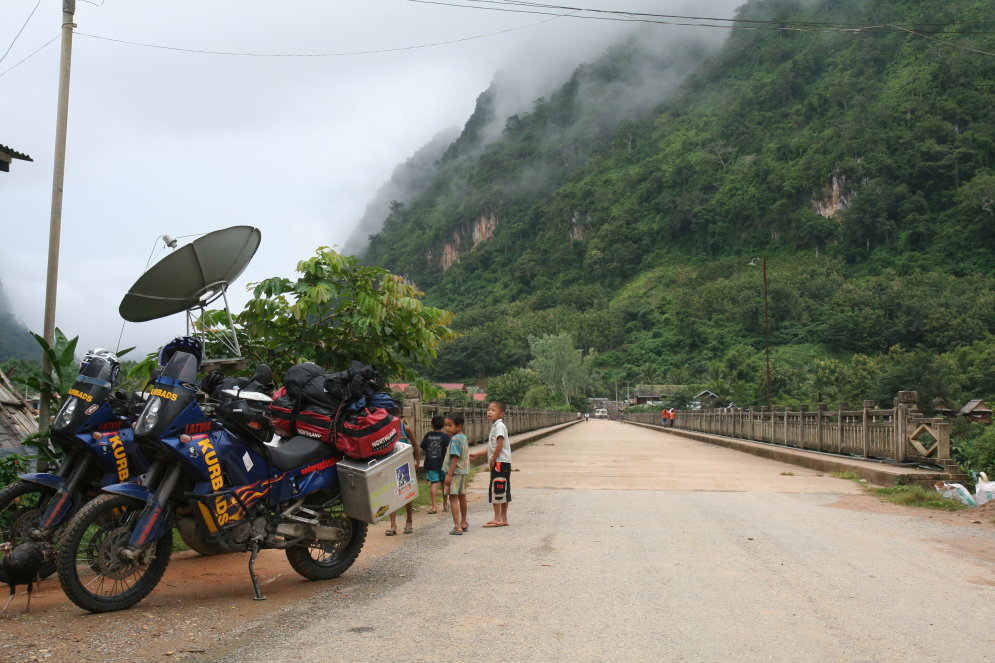 Latviešu motociklisti Laosā pie varenās Mekongas krastiem - 'Ceļā uz brīvību' (6. daļa)