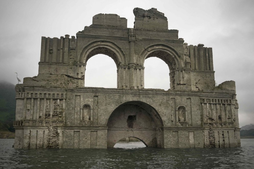 Meksikā no ūdens dzelmes paceļas 400 gadu veca baznīca