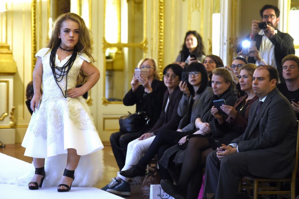 Garumam nav nozīmes: Parīzē noticis liliputu modes šovs