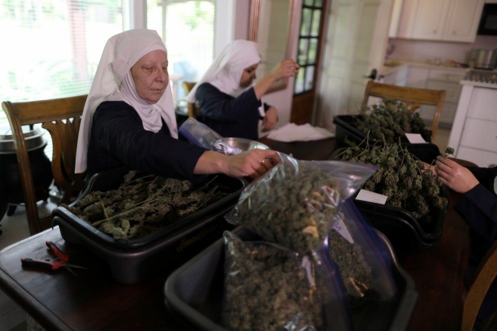 Foto: Kā dzīvo svētās māsas-marihuānas audzētājas