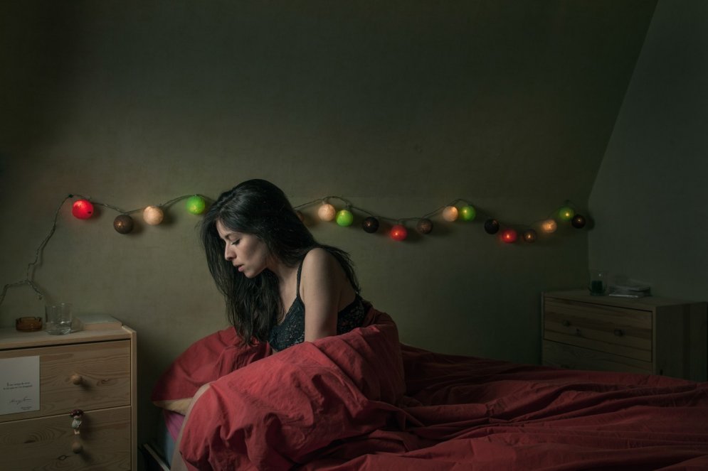 Fotogrāfe iemūžina sieviešu ciešanas pēc šķiršanās no mīļotā