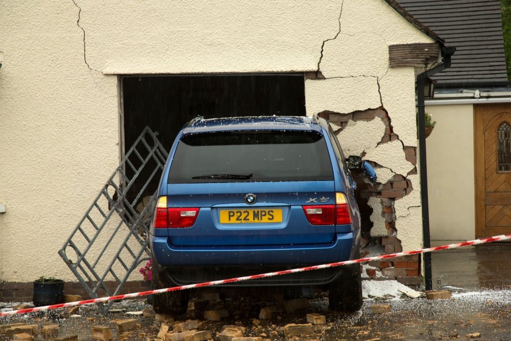 BMW spēks: iztriekties cauri ķieģeļu mūrim un mājas sienai