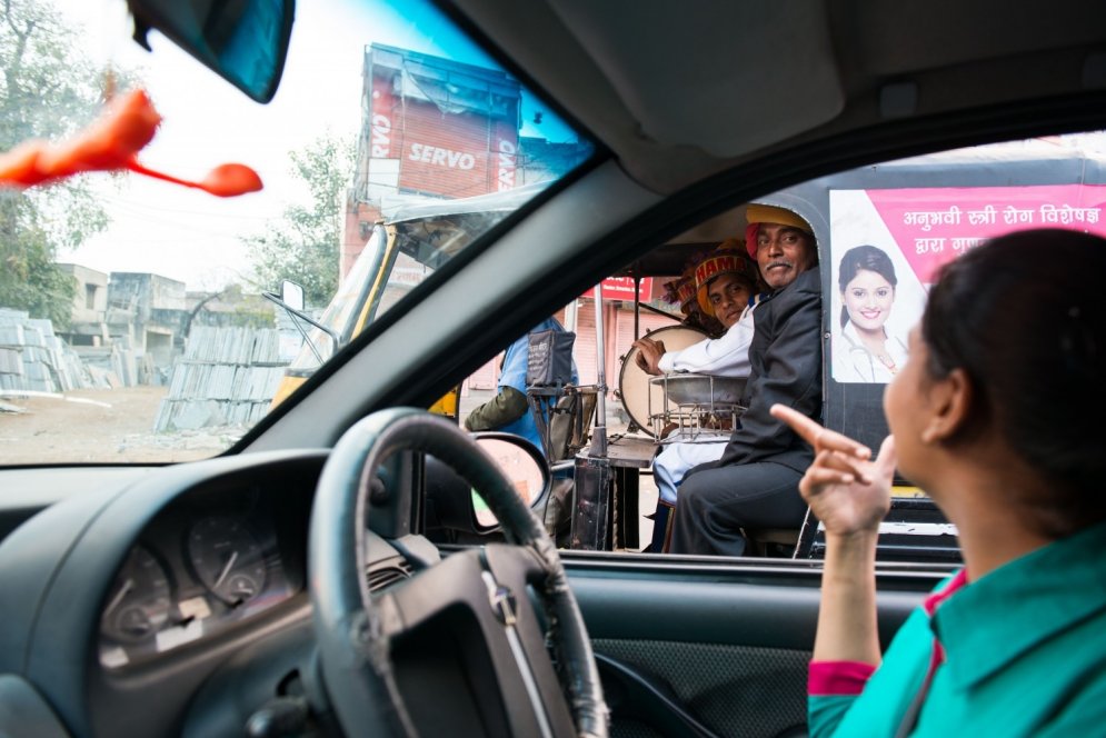 Kā autovadīšanu apgūst pirmās sievietes taksistes Indijā