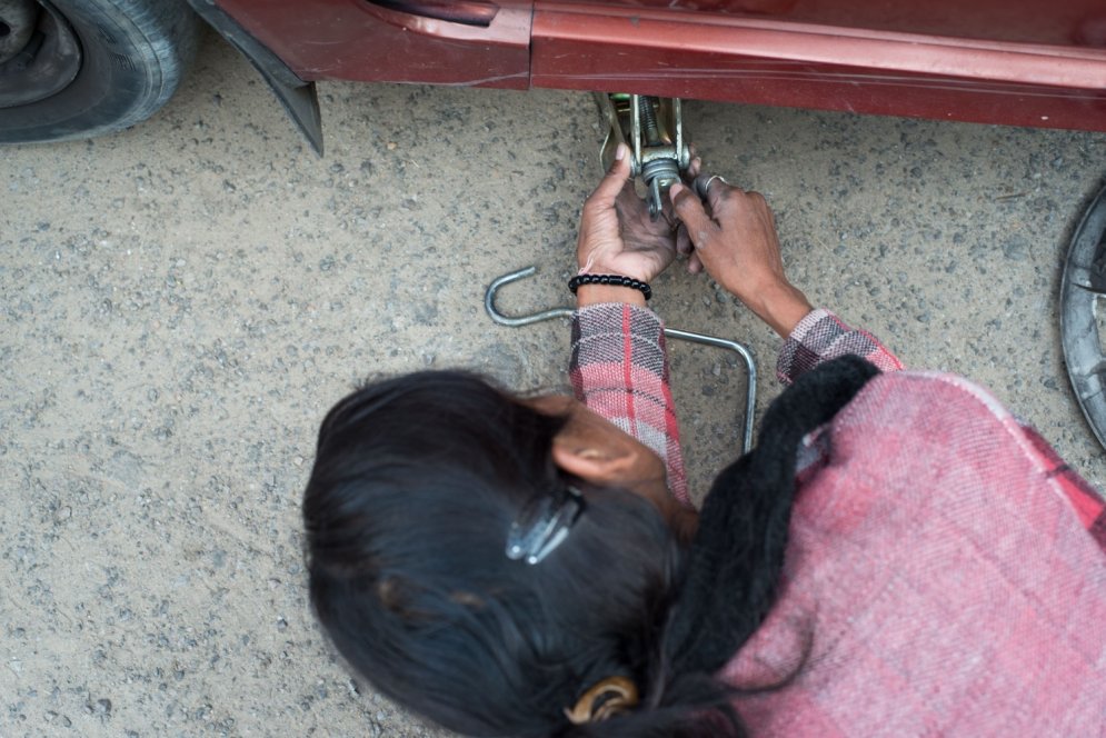 Kā autovadīšanu apgūst pirmās sievietes taksistes Indijā