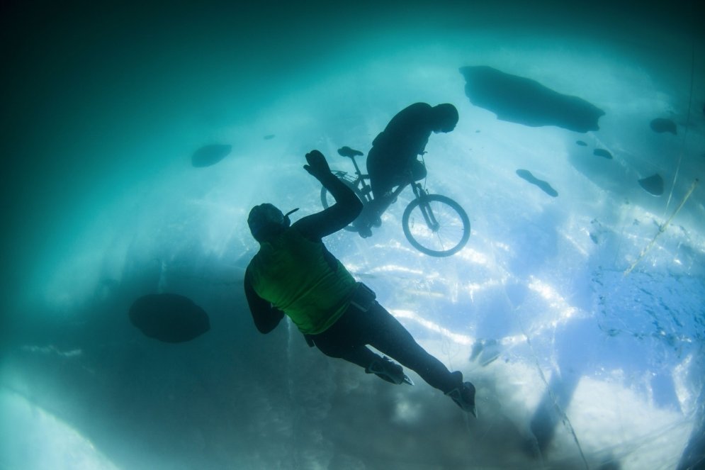 Neticami foto no Sibīrijas: ar velosipēdu zem ledus