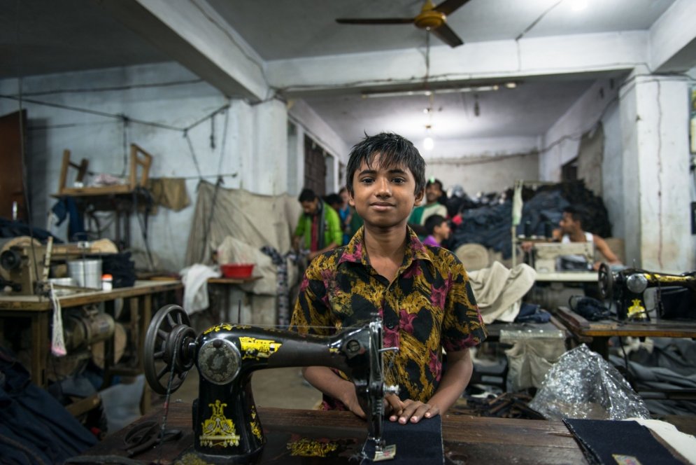 Skarbā realitāte aiz zīmolu apģērbiem: bērnu darbaspēks un necilvēcīgi apstākļi