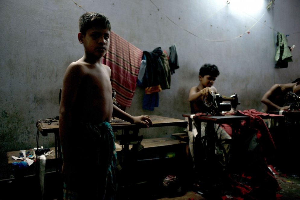 Skarbā realitāte aiz zīmolu apģērbiem: bērnu darbaspēks un necilvēcīgi apstākļi