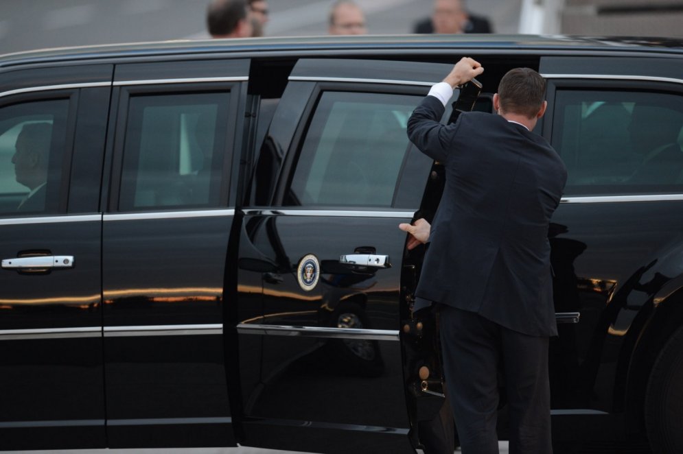 Obamas limuzīns aprīkots ar gāzes lielgabaliem un rezerves asinīm