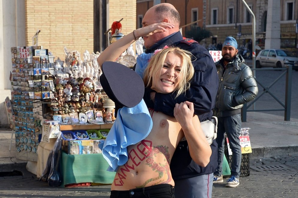 Septiņi kolorīti 'Femen' protesti