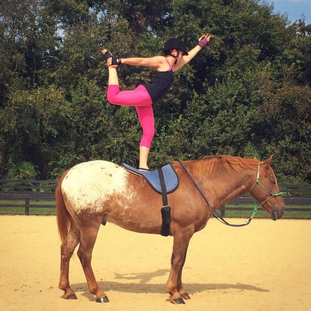 Jogas skolotāja sava tvirtā ķermeņa iegūšanai izmanto zirgu
