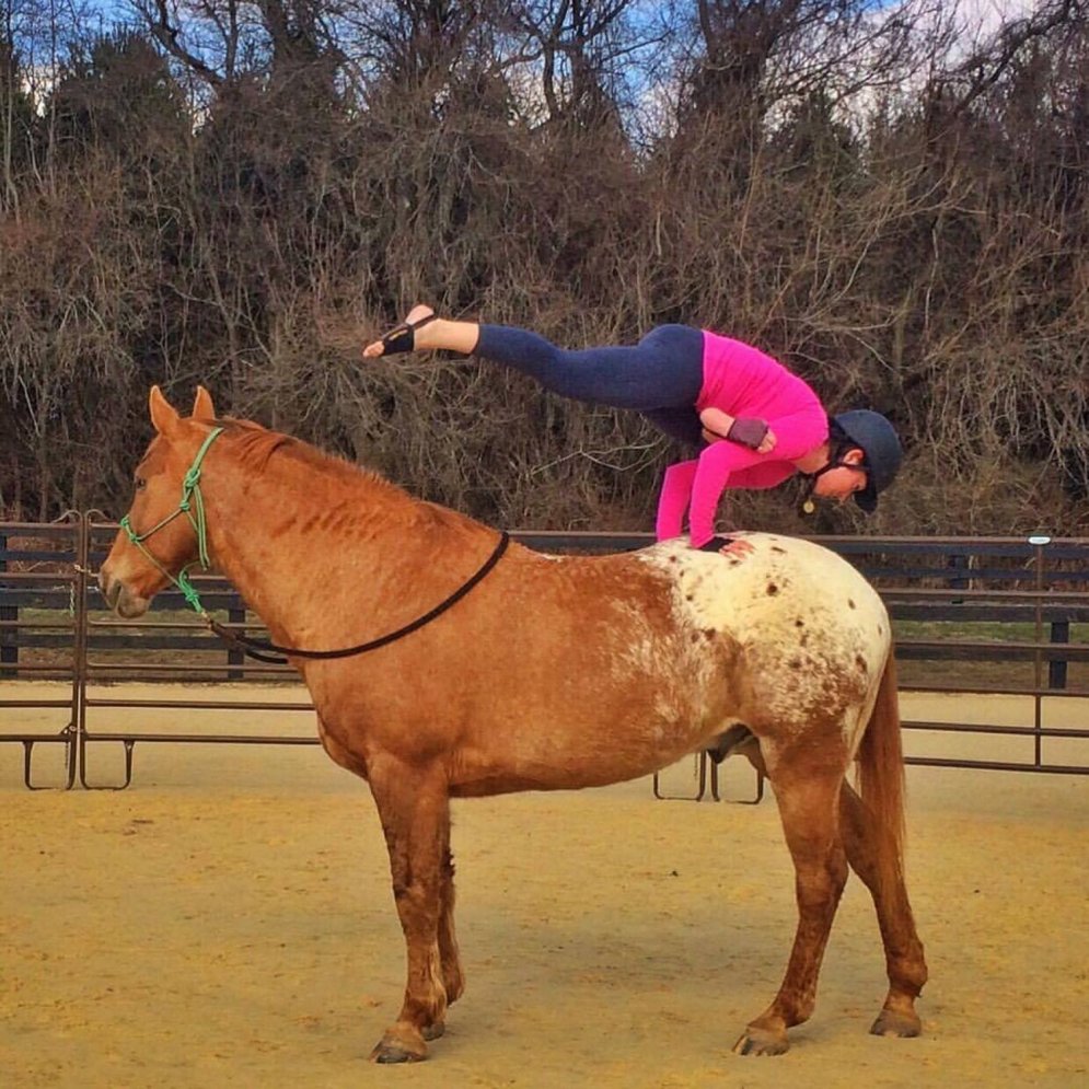 Jogas skolotāja sava tvirtā ķermeņa iegūšanai izmanto zirgu