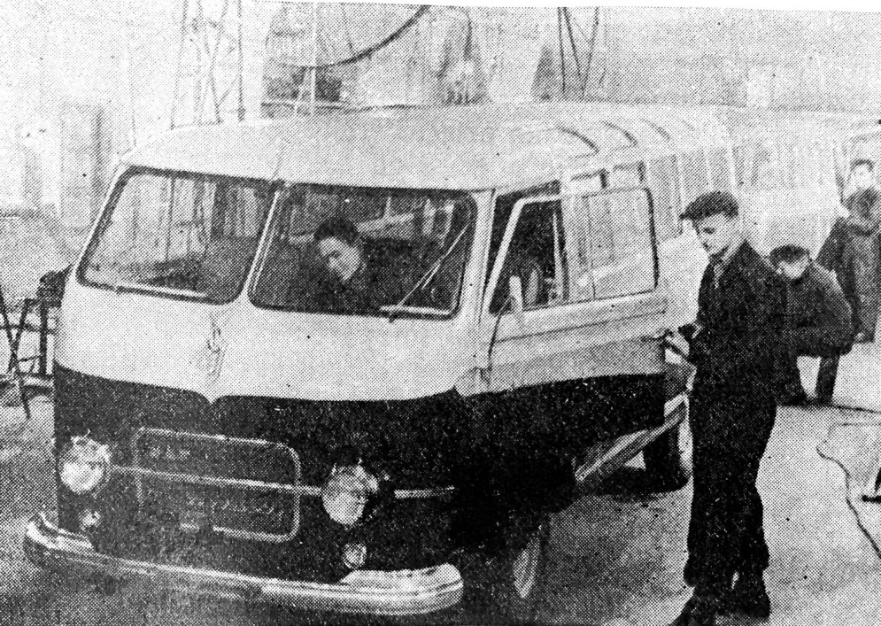 Vēsturiski foto ar Rīgas sabiedriskā transporta dzimšanu - trīsriteņu taksometrs un bērīša vilkts tramvajs