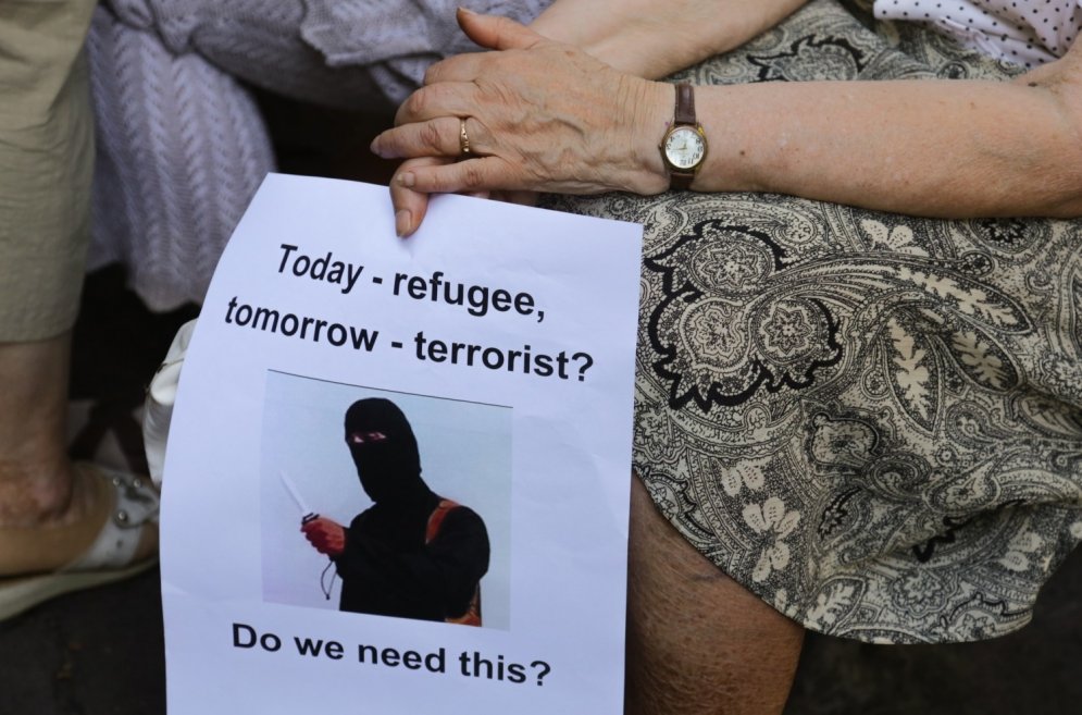 Izteiksmīgākie plakāti, kas uzzīmēti, protestējot pret bēgļiem