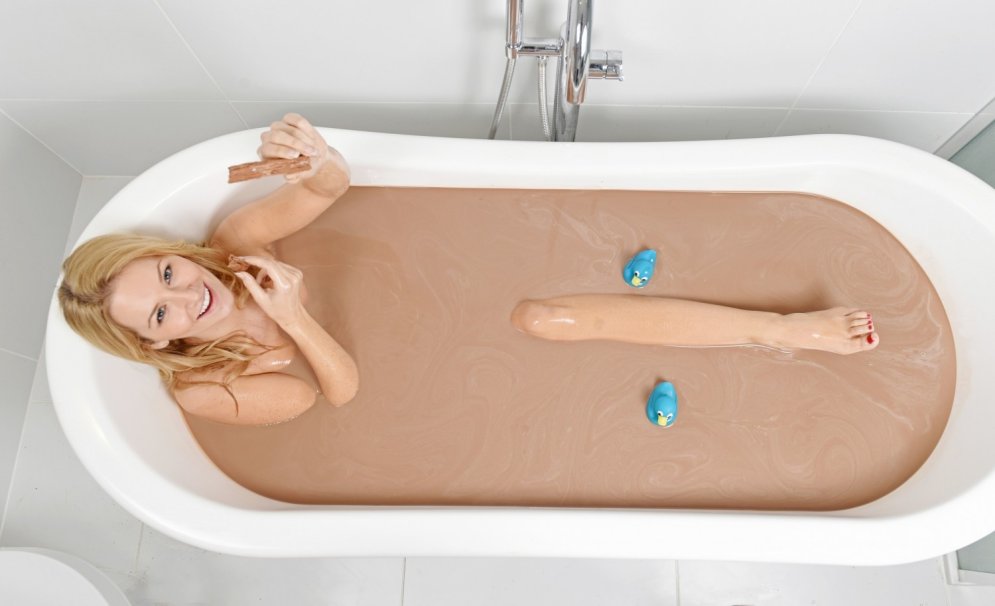 Miljonārs savai draudzenei uzdāvina pasaulē pirmo šokolādes vannu