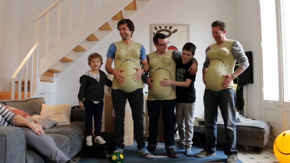 Nedaudz stāvoklī: trīs vīrieši izbauda grūtniecības 'priekus'