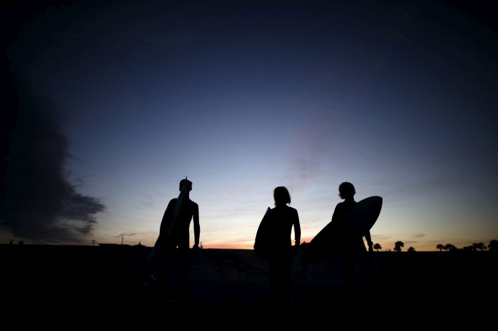 История из жизни: Эти пятеро друзей до школы каждое утро занимаются… серфингом