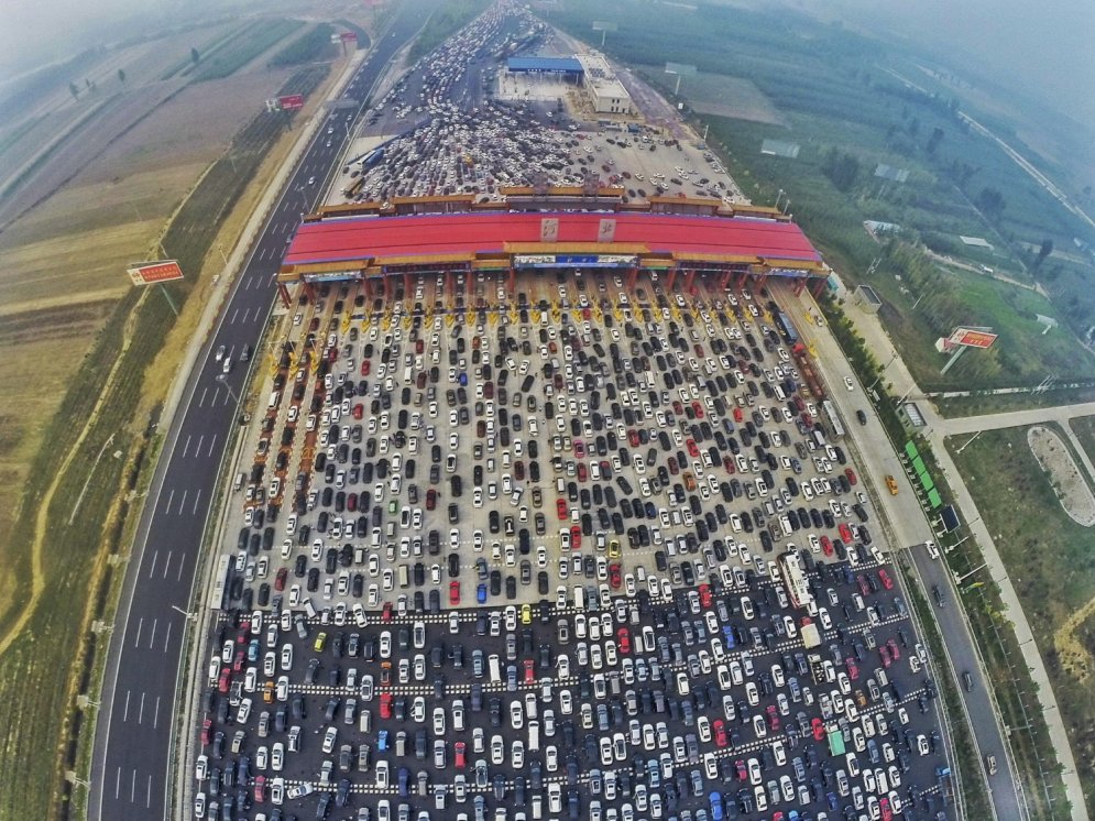 Ķīnieši izveido 'korķi' uz šosejas, pa kuru var braukt 50 joslās