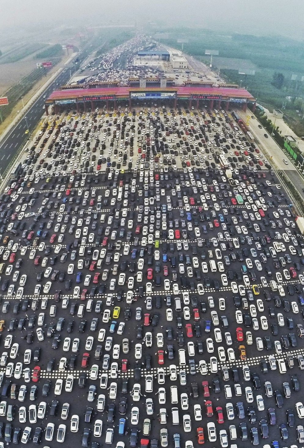 Ķīnieši izveido 'korķi' uz šosejas, pa kuru var braukt 50 joslās