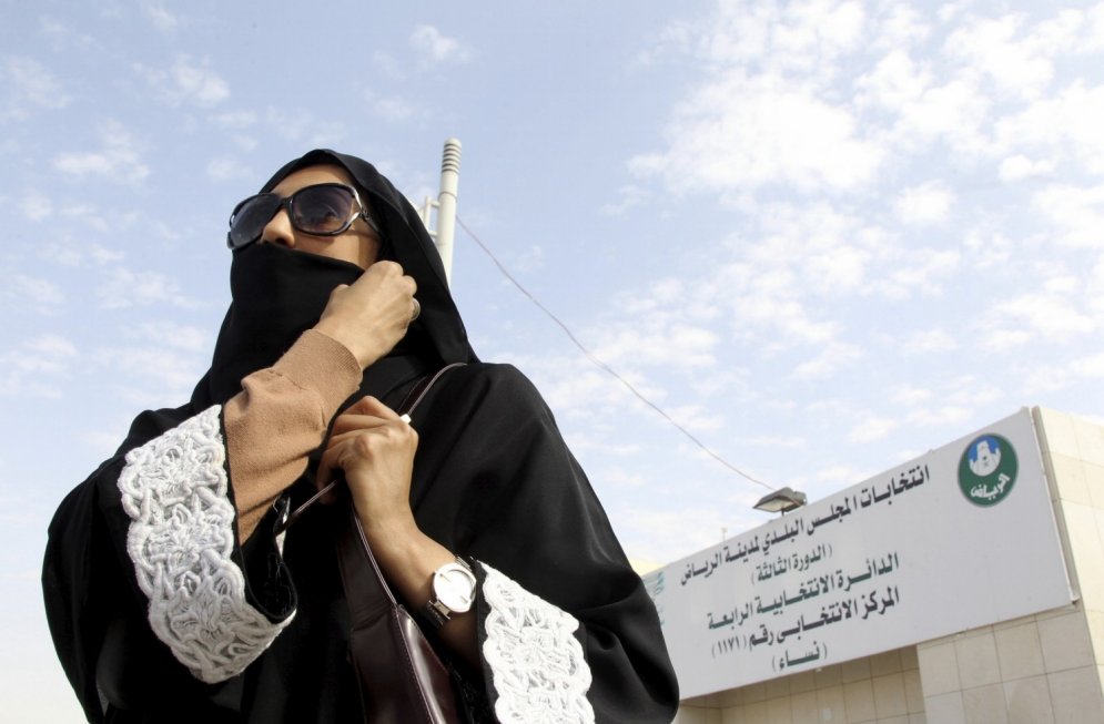 Vēsturiski kadri: Saūda Arābijā sievietes pirmo reizi piedalās vēlēšanās