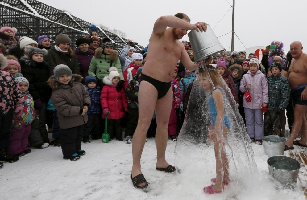 Krievi no sirds izbauda Krasnojarskas ziemas priekus