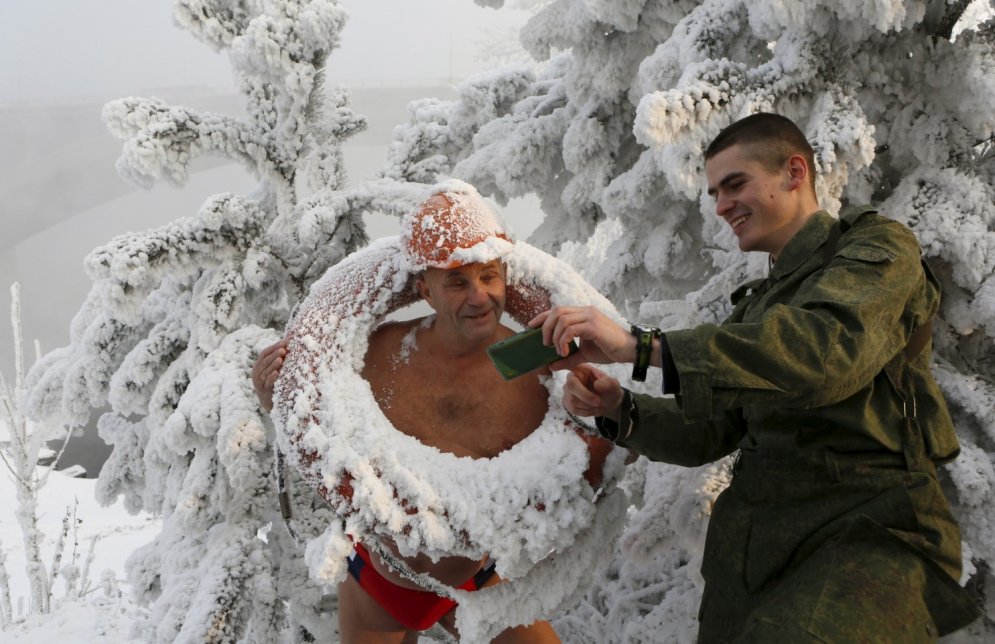 Krievi no sirds izbauda Krasnojarskas ziemas priekus