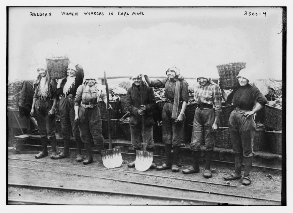 Arhīva foto: Sieviešu skaudrā darba diena pirms 100 gadiem