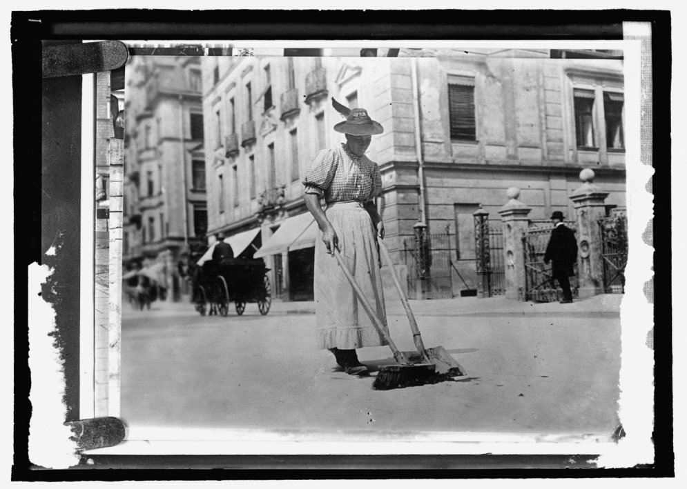 Arhīva foto: Sieviešu skaudrā darba diena pirms 100 gadiem