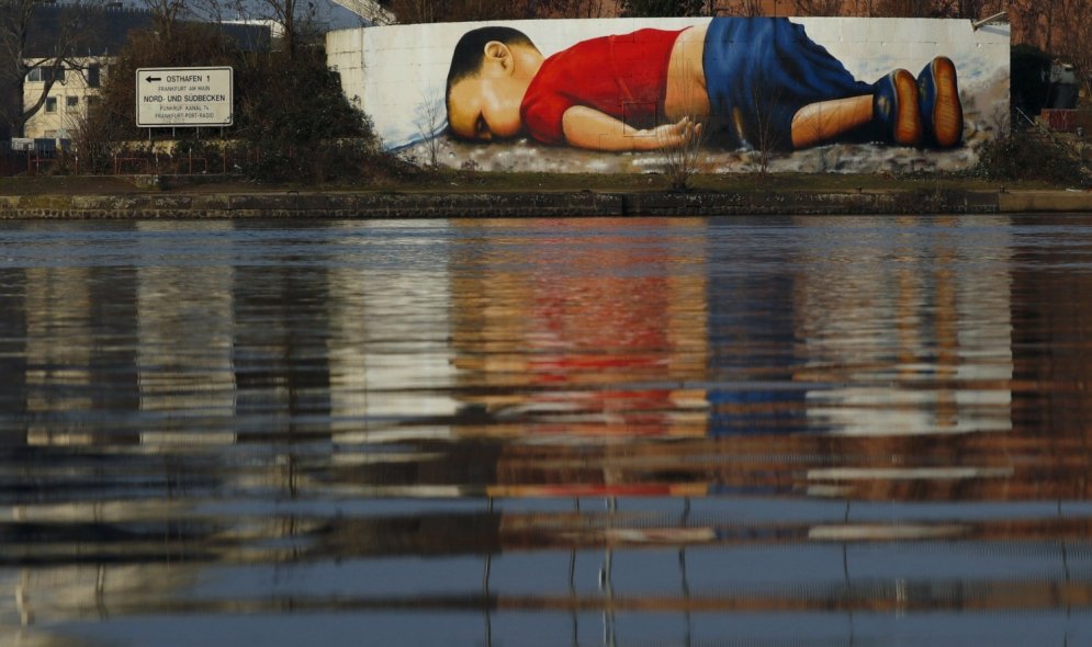 Frankfurtē tapis grafiti sīriešu zēna Ailana Kurdi piemiņai