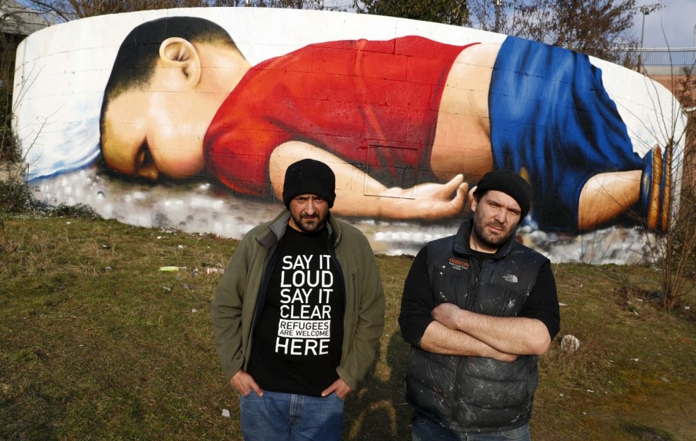 Frankfurtē tapis grafiti sīriešu zēna Ailana Kurdi piemiņai
