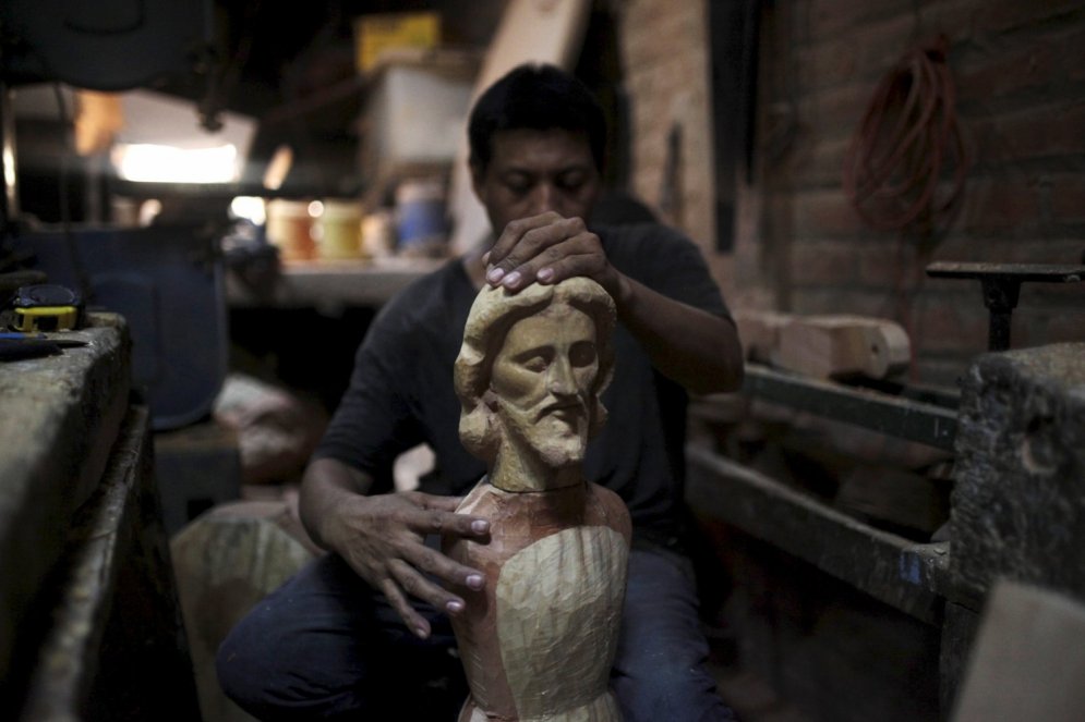 Salvadoras mākslinieki, kuri velta dzīvi reliģisko simbolu restaurācijai
