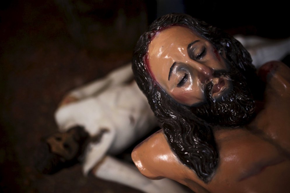 Salvadoras mākslinieki, kuri velta dzīvi reliģisko simbolu restaurācijai