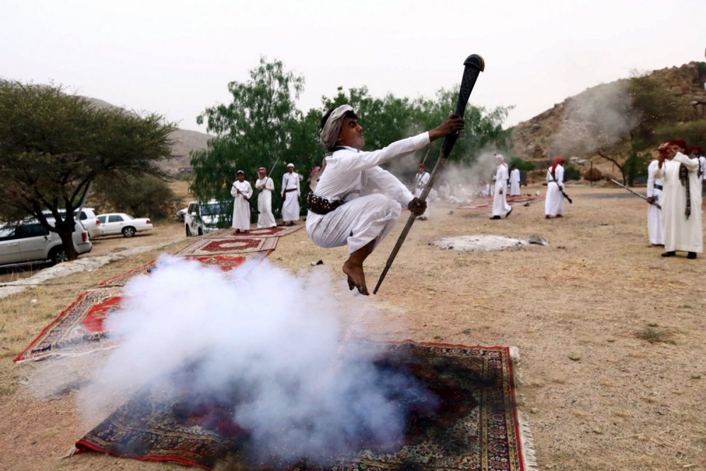 Trakās arābu tradīcijas: vīrieši lec gaisā un šauj sev zem kājām