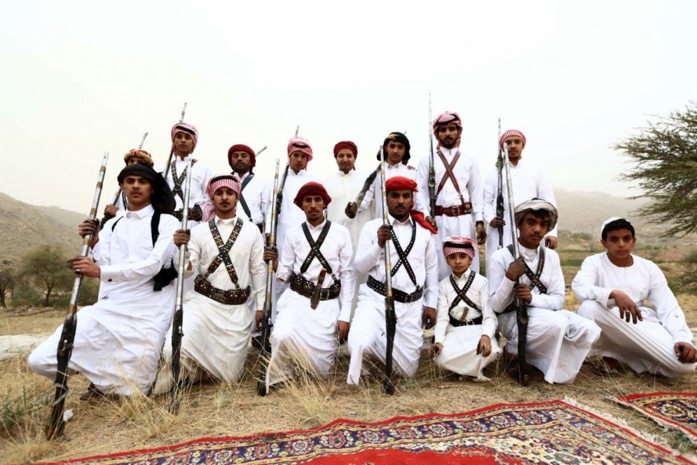 Trakās arābu tradīcijas: vīrieši lec gaisā un šauj sev zem kājām