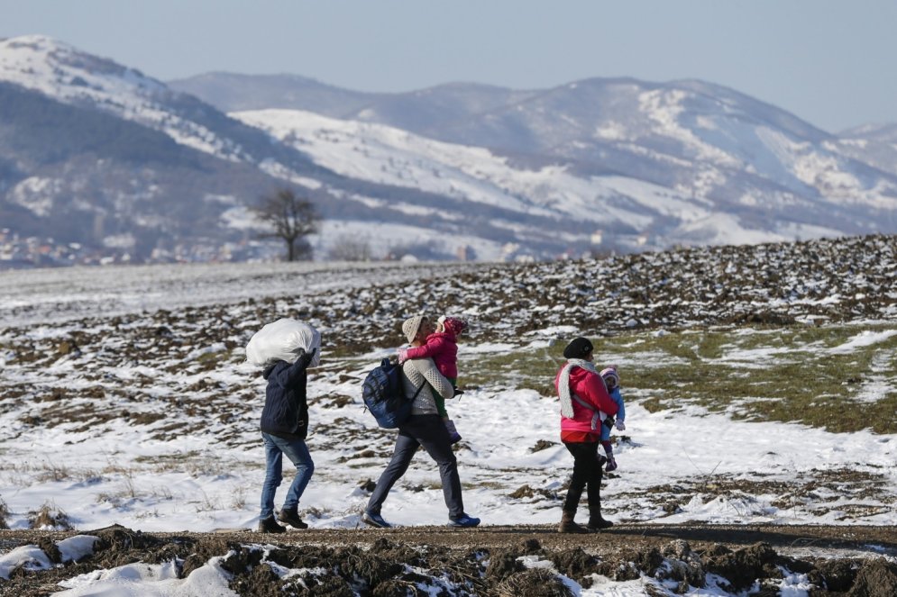 Bēgļu straumes bargajā Balkānu ziemā