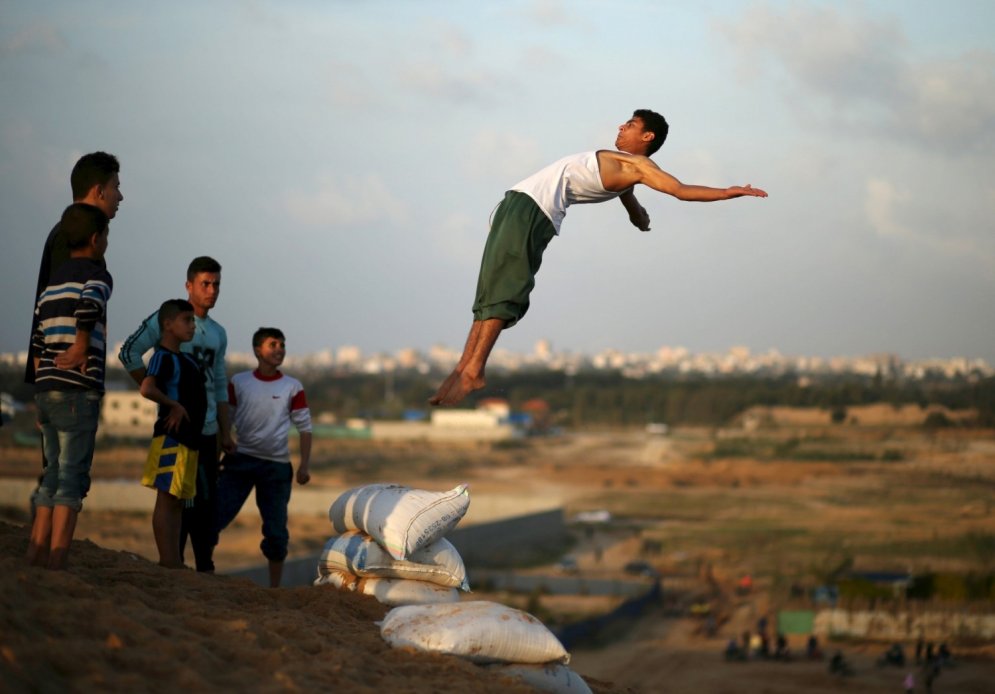 Palestīniešu puiši demonstrē savas parkūra iemaņas