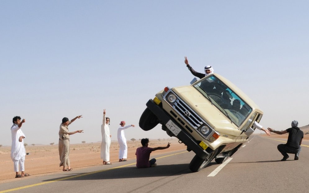 Foto: Arābu vīriešu neprātīgās izklaides uz ceļiem
